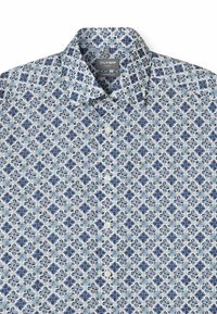 Weißes Hemd mit Knopfleiste und blauem Blumenmuster, ausgestattet mit einem Kentkragen und einem komfortablen Schnitt. Das Material wirkt leicht und strukturiert.