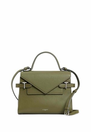 Bolso de mano de cuero verde con un diseño estructurado, que presenta una solapa triangular, detalles de hardware en plata y una correa de hombro desmontable.