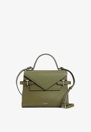 Borsa a tracolla in pelle verde con un design strutturato, caratterizzata da una patta triangolare, accenti in metallo argentato e una tracolla staccabile.