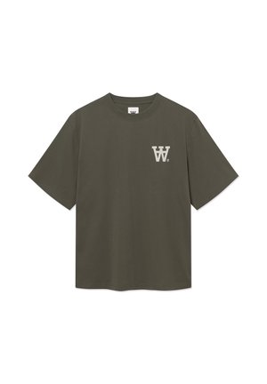 T-shirt vert olive foncé à manches courtes avec un petit logo blanc stylisé "W" sur la poitrine gauche et un col rond.
