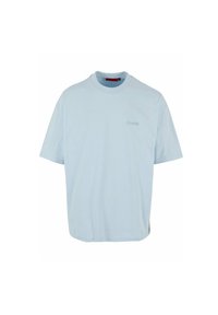 Camiseta azul clara hecha de algodón. Mangas cortas, cuello redondo y un logotipo sutil bordado en la parte superior izquierda. Textura suave.