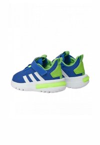 Zapatos deportivos de malla azul con acentos verdes, rayas blancas y una correa de velcro. Cuentan con una suela acolchada y una superficie texturizada.