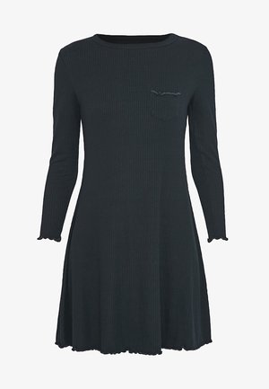 Schwarzes, geripptes Langarmkleid mit rundem Ausschnitt, kleiner Brusttasche und leicht gerafften Ärmeln und Saum.