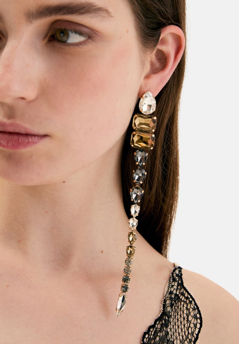 Eleganti orecchini lunghi con una sfumatura di pietre sfaccettate in trasparente, ambra e nero, con una punta appuntita per un design raffinato.