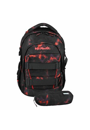 Zaino mimetico nero e rosso con più scomparti e cinghie, mostrato con un astuccio coordinato con cerniera.