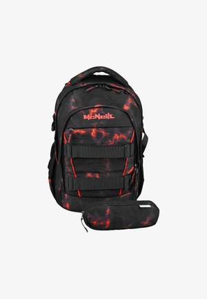 Zaino mimetico nero e rosso con più scomparti e cinghie, mostrato con un astuccio coordinato con cerniera.