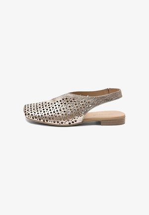 Metaliczne złote płaskie buty na pasku z tyłu, wykonane ze skóry, z perforowanymi okrągłymi wycięciami i niskim, drewnianym, piętą na stosie.