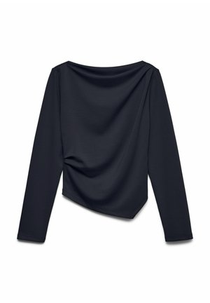 Top a maniche lunghe in tessuto blu navy scuro; presenta un design drappeggiato con orlo asimmetrico e scollo a girocollo. Texture liscia, senza chiusure visibili.
