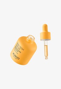 KIKO Skin Tech Brightening Serum i en matt gul glasflaska med pipett. Vätskan är ljusgul och visar en droppe i pipetten.
