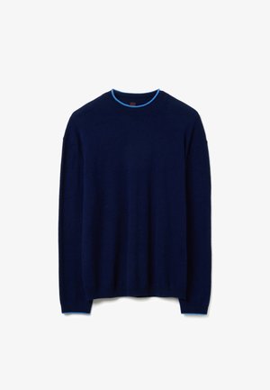 Maglione lavorato a maglia blu navy con scollatura rotonda, caratterizzato da un bordo a contrasto blu chiaro. Vestibilità ampia con maniche lunghe. Tocco morbido.