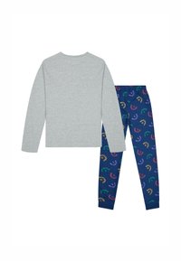 Maglietta grigia a maniche lunghe abbinata a pantaloni blu navy con modelli colorati e giocosi di design fantasiosi e accenti testuali sparsi.