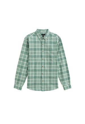 Camisa de manga larga a cuadros verdes con cuello abotonado, con botones marrones y un bolsillo frontal. Tela de algodón con una textura suave.