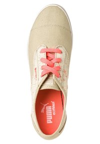 Baskets Puma en toile beige avec lacets rose corail et semelle intérieure étiquetée eco ortholite, vues de dessus.