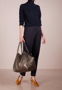 FTC Cashmere Sweter