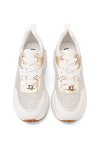 Sneakers bianchi con un corpo in mesh testurizzato, dettagli dorati sugli occhielli e suole bianche spesse. Presentano lacci bianchi piatti e un dettaglio con il logo.