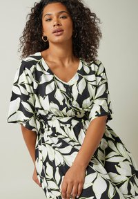 Evans LEAF PRINT DIPPED HEM MIDI  - Paitamekko - black