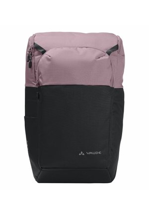 Sac à dos rectangulaire bicolore violet et noir avec poche zippée à l'avant, poches latérales et logo Vaude sur le panneau avant inférieur.