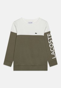 Sudadera verde oliva y blanca con un cuello y puños acanalados. Presenta un logo verde de Lacoste en el pecho y "LACOSTE" en blanco en la manga.