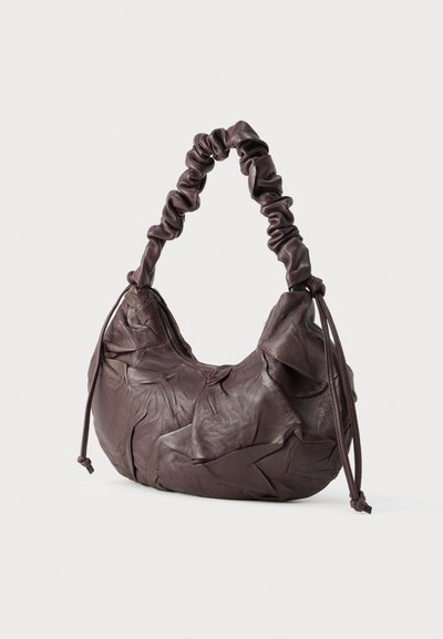 Rjava usnjena torbica z gubano teksturo, z ročajem z naborki in nastavljivimi vrvicami za zategovanje. Ima zadrgo za varnost.