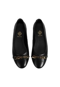 Schwarze Ballerinas aus Leder mit gerundeter Zehenpartie, die einen goldfarbenen Hardware-Akzent über die Vorderseite verfügen. Innenseite mit Logodetail.