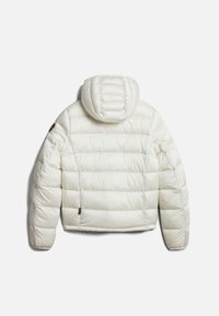 Biała kurtka puchowa z kapturem, z pikowanym wzorem, elastycznymi mankietami i małą metką marki po boku blisko dołu.