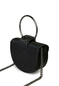 Borsa nera con forma arrotondata, materiale testurizzato simile alla pelliccia e manico metallico circolare. Presenta una tracolla a catena e un accento di perline.