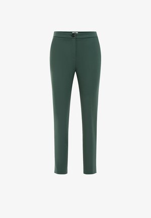 Roheline kohandatud pükste, millel on sile tekstuur, kitsas lõige, nööpkinnitus ja eesmine taskud. Kangas näeb välja kerge ja elastne.