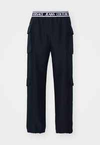 Calças cargo pretas com um cós elástico apresentando um logótipo branco. Bolsos laterais e punhos elásticos nos tornozelos. Feitas de tecido durável.