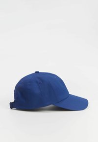 Niebieska bawełniana czapka baseballowa z zakrzywionym daszkiem, regulowanym paskiem z tyłu i otworami wentylacyjnymi na czubku. Prosty design.