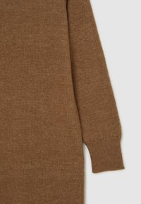 Maglione marrone lavorato a maglia, realizzato in morbida lana, con maniche lunghe e polsini aderenti. Il materiale presenta una finitura leggermente texturizzata.