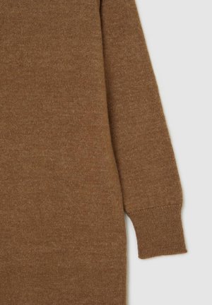 Maglione marrone lavorato a maglia, realizzato in morbida lana, con maniche lunghe e polsini aderenti. Il materiale presenta una finitura leggermente texturizzata.