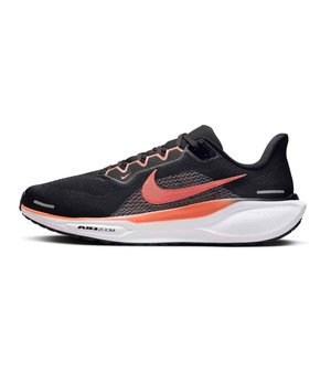 Zapatilla de running Nike con parte superior de malla negra, acentos en coral y suela media blanca. Presenta una puntera redondeada, diseño con cordones y marca Air Zoom visible.