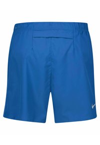 Pantalones cortos deportivos azules hechos de un material ligero, con una cinturilla elástica, dos bolsillos traseros y un pequeño logo blanco de Nike en el lateral.