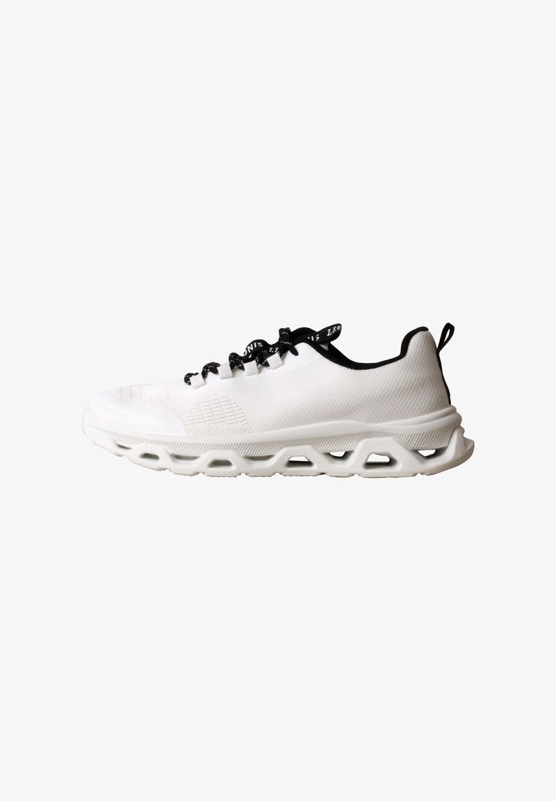 Baskets blanches de sport avec lacets noirs, doublure intérieure noire, dessus en mesh respirant et semelle épaisse avec découpe géométrique.