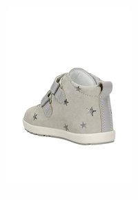 Grau Wildleder-Ankle Boots mit silbernem Sternmuster, zwei grauen Riemen und einer weißen Gummisohle. Verfügt über einen gepolsterten Kragen und ein glattes Innenfutter.
