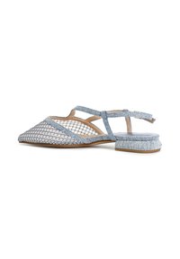 Zapatos slingback de malla azul con punta afilada, tiras cruzadas y un tacón bajo cuadrado. La parte superior presenta un patrón de rejilla y una textura similar a la del denim.
