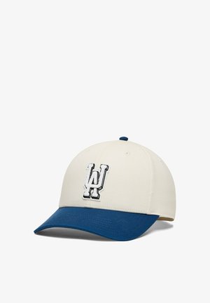 Baseballová čiapka s krémovou korunou a zakriveným námornícky modrým šiltom, na prednej strane so zeleno-čiernym vyšívaným logom "WH".