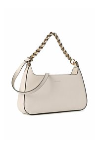 Tas van getextureerd off-white leer met een contrasterende zwarte rand en een gevlochten kettingriem. Heeft een gestructureerde, rechthoekige vorm.