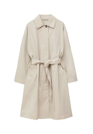 Beež pikk trentšmantel laia kraega, ühe nähtava nööbiga, kahe esitaskuga ja vöökohal seotud kangavööga.