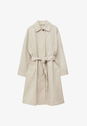 Beež pikk trentšmantel laia kraega, ühe nähtava nööbiga, kahe esitaskuga ja vöökohal seotud kangavööga.