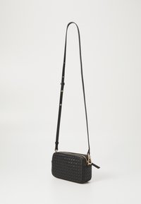 Borsa a tracolla in pelle intrecciata nera con forma rettangolare, cerniera dorata e tracolla regolabile. Superficie testurizzata con motivo geometrico.