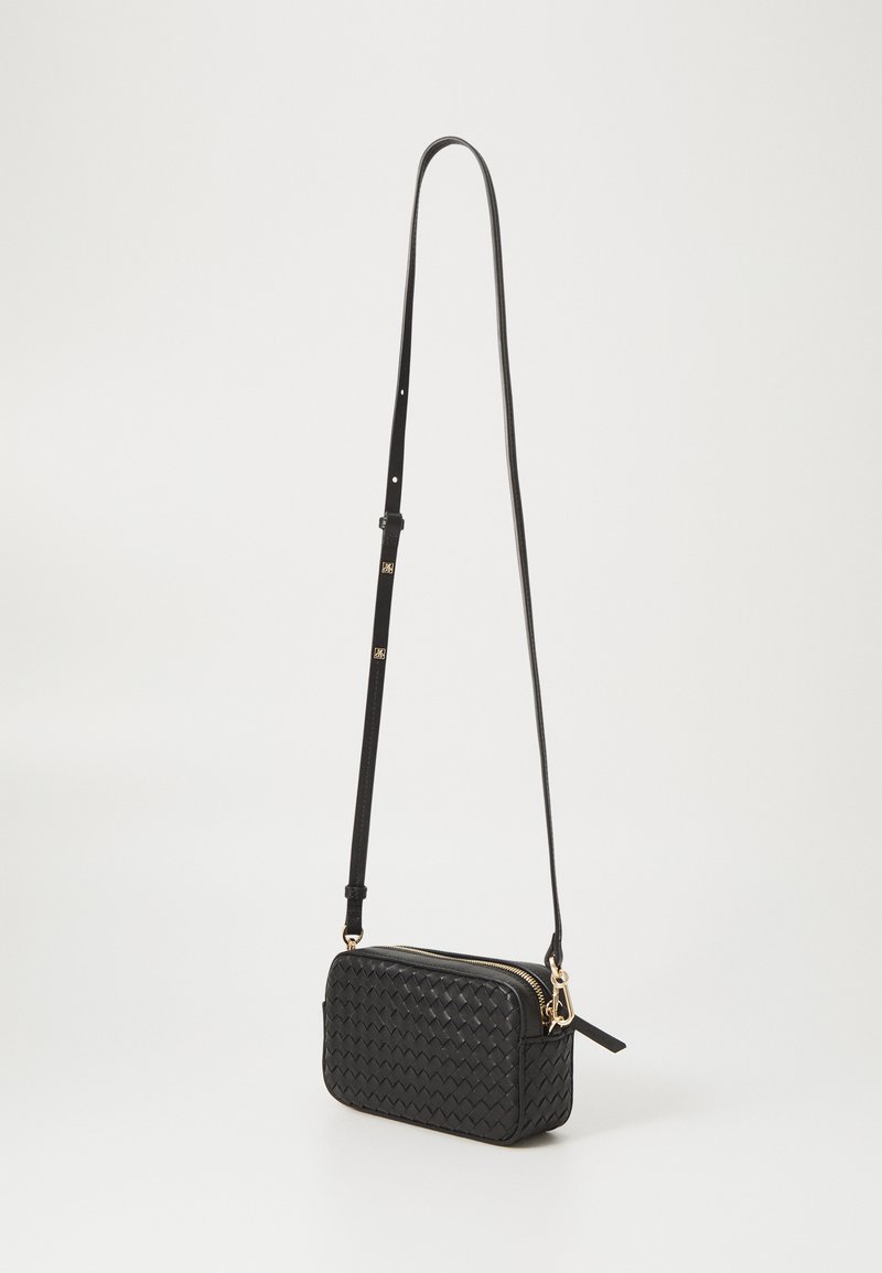 Schwarze gewebte Leder-Crossbody-Tasche in rechteckiger Form, mit goldenem Reißverschluss und verstellbarem Gurt. Strukturierte Oberfläche mit geometrischem Muster.