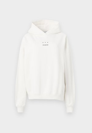 Witte hoodie van zacht fabric met een voortasje, een capuchon met trekkoord en zwarte tekst "C P H STUDIOS" op de borst. Verstelbare boorden.