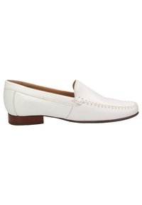 Weiße Lederloafer mit einer genähten Zehenpartie, flachem braunen Absatz und glatter Textur, die eine schlichte, klassische Silhouette aufweisen.