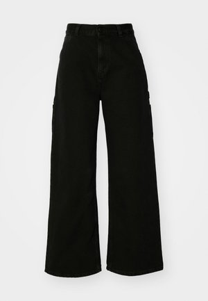 Fekete, bő szárú cargo nadrág, denim anyagból, magas derékkal, elülső gombos záródással és oldalsó zsebekkel. Sima textúra minimális varrással.