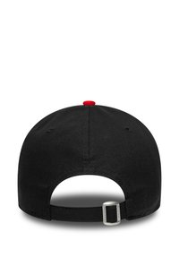 Gorra de béisbol negra con un botón rojo en la parte superior, con visera plana, correa trasera ajustable y tela texturizada.