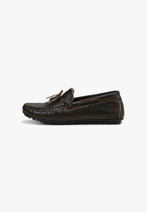 Zwarte leren moccasinschoen met een ronde neus, contrasterende bruine accenten, decoratieve stiksels en een flexibele rubberen zool.