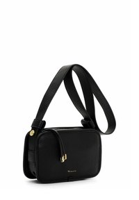 Svart läder crossbody-väska med en mjuk textur, rektangulär form, detaljer i guld och ett justerbart axelband.