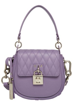 Sac à main en cuir lilas avec rabat matelassé, fermeture à loquet argentée et bandoulière amovible avec anneaux et fermoirs métalliques.