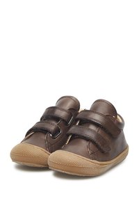 Scarpe in pelle marrone con due strap in Velcro, suola in gomma, punta tonda e parte superiore texturizzata. Progettate per comfort e stabilità.